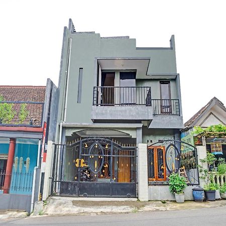 Oyo Life 90737 Losmen Aini Syariah Batu  Dış mekan fotoğraf